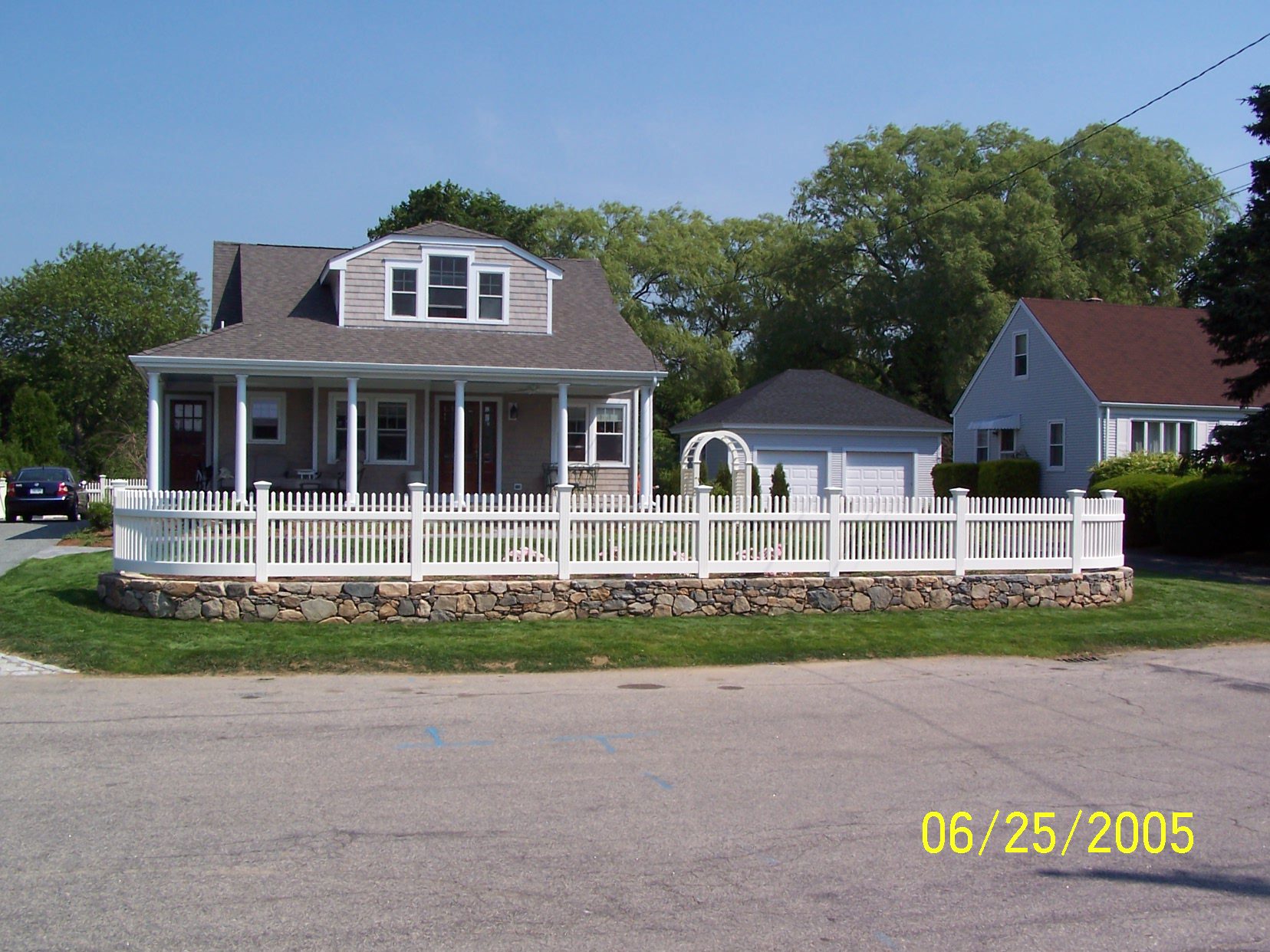 Cedar picket fence with radius corner along a Connecticut property line, Arrow Fence Inc